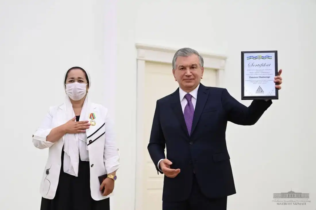 Andijonlik tadbirkor ayolni Prezident mukofotladi